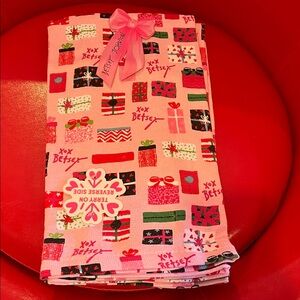 Betsey Johnson Pink Gift Pattern Towels (2)